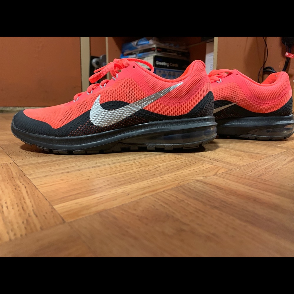 Woman’s Nike max dynasty 2